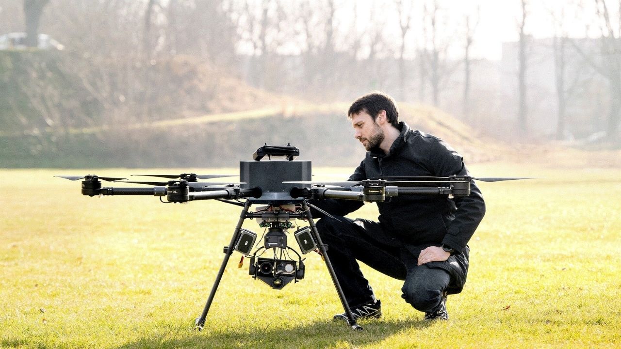 Drone de resgate da Dinamarca usa câmeras térmicas para homem ao mar e pode levar colete salva-vidas.