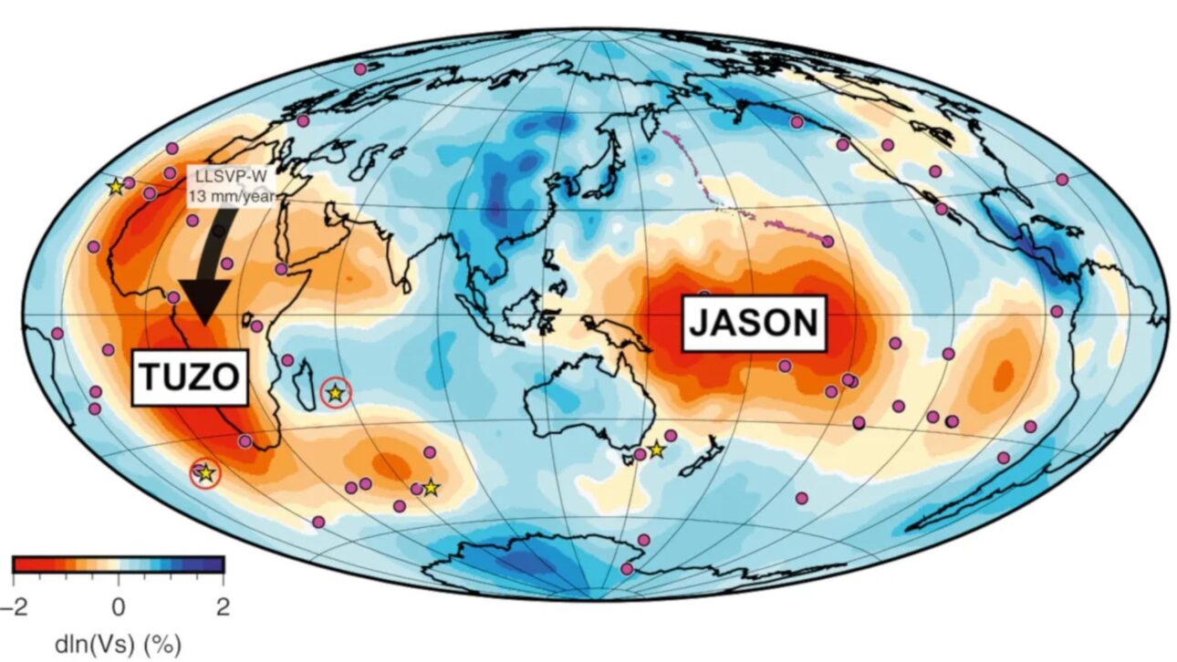 Duas massas gigantescas repousam no manto da Terra há pelo menos 500 milhões de anos; uma hipótese sugere que sejam restos do planeta que formou a Lua. Entenda.