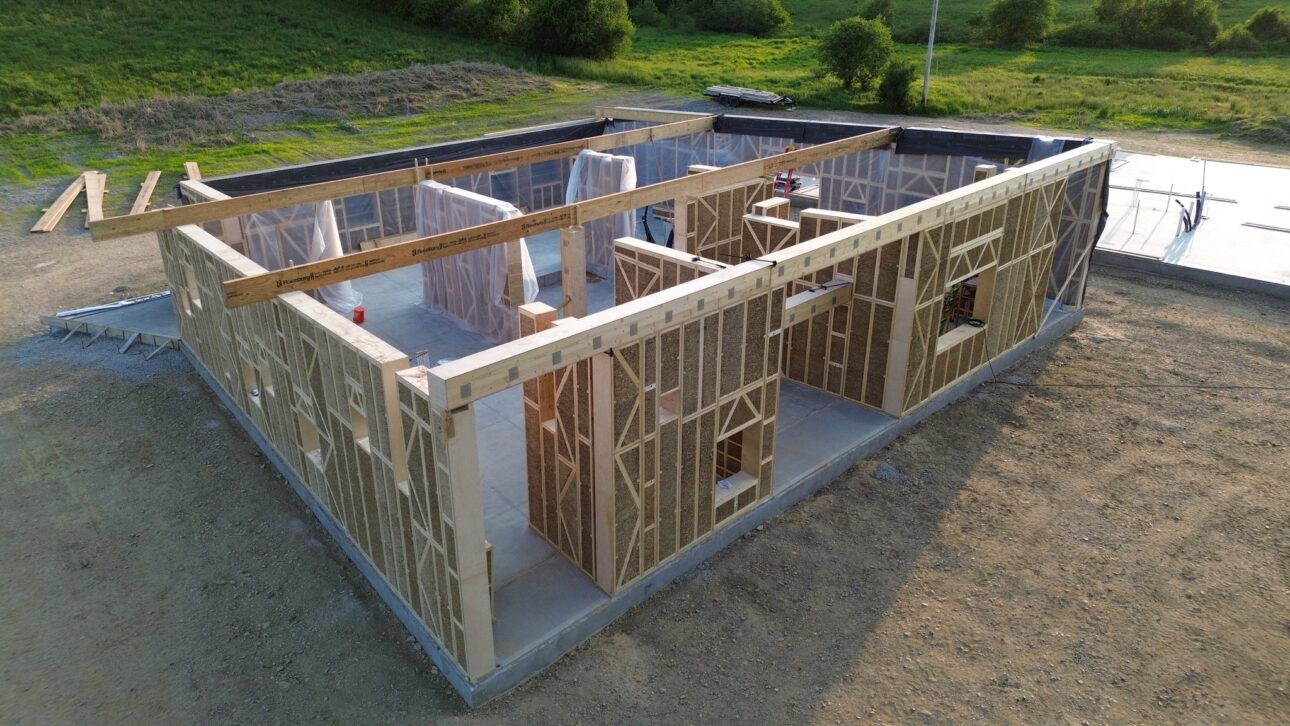EcoCocon transforms straw and wood into prefabricated panels with high thermal efficiency, accelerates construction, reduces waste, and gains space in European sustainable construction.