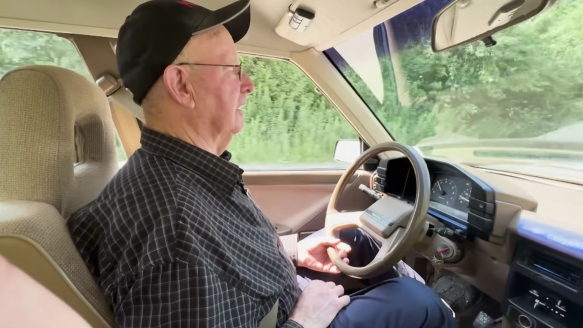 Andy Campbell tem um Toyota Tercel 1985 com 1,2 milhão de quilômetros. O carro antigo ainda funciona e a manutenção ele faz sozinho. O odômetro não comporta o "1".