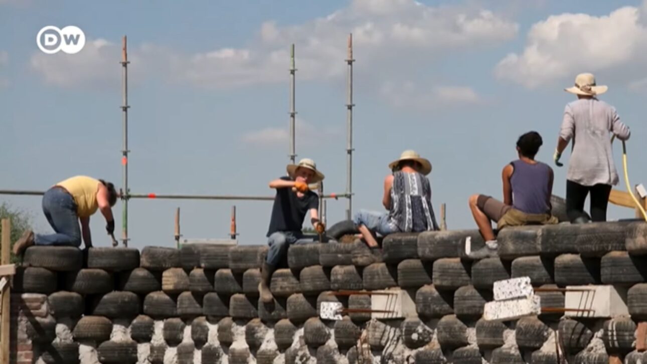 os pneus cheios de terra funcionam como uma espécie de esponja que absorve calor