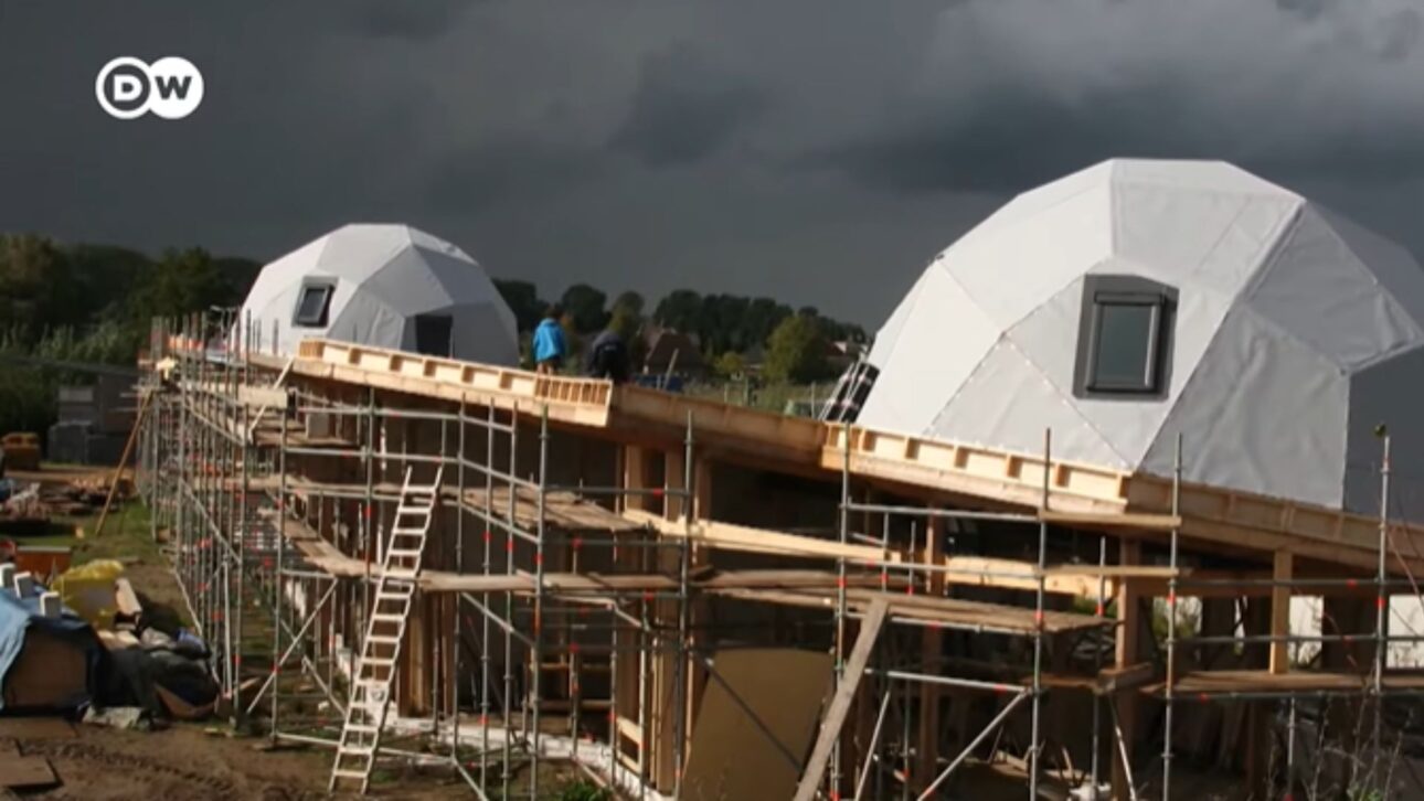as casas combinam itens reciclados, de base biológica e de origem local, como madeira e adobe, e peças que sobraram de fábricas ou vieram de antigas residências