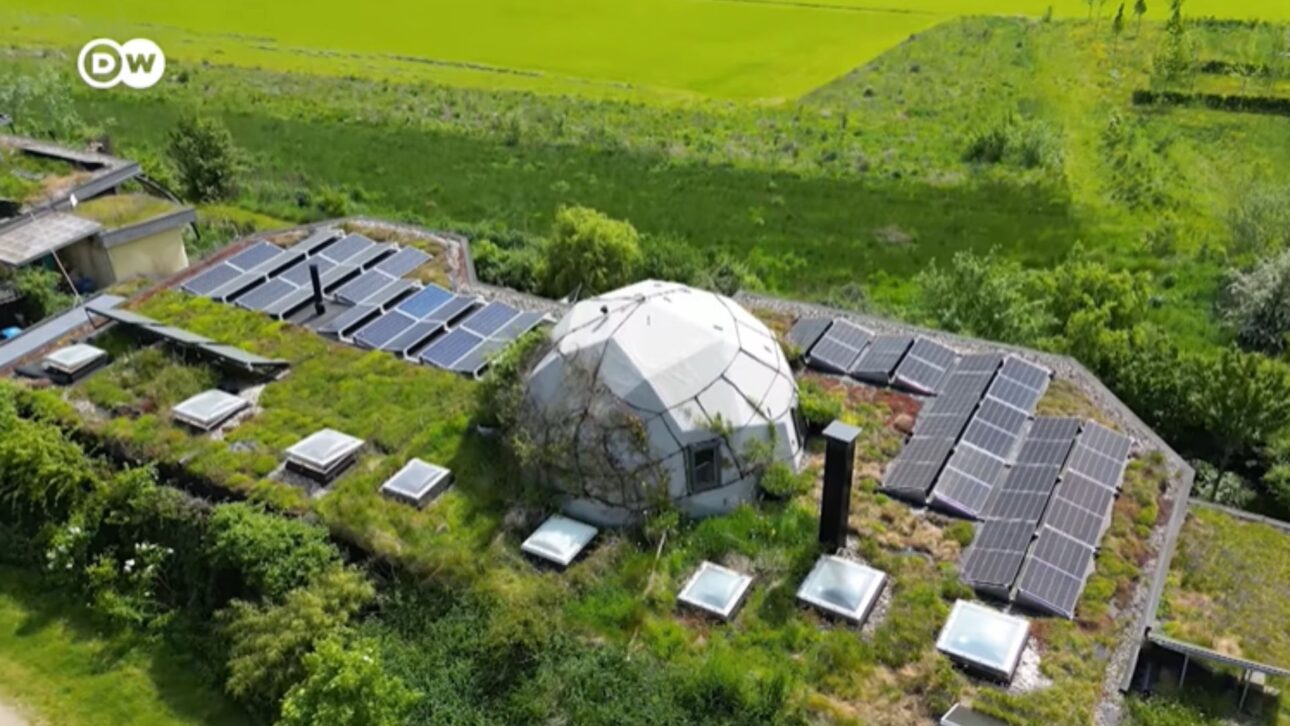 uma vila inteira de casas feitas de terra e pneus velhos, na ecovila Aardehuis