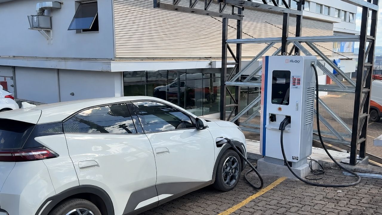 Eletroposto com recarga rápida, carregador de 60 kW e motoristas elétricos mira R$ 21,6 mil por mês.