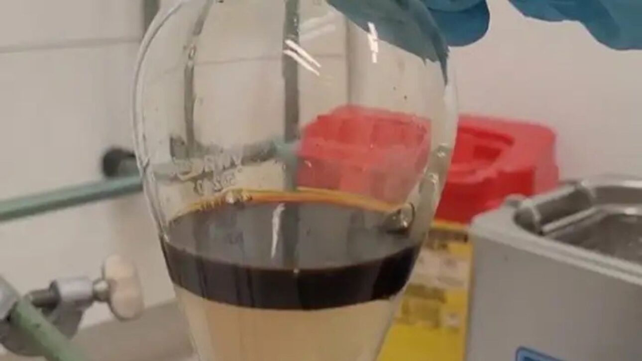 Um reator piloto de 25 litros transforma plástico misturado em óleo em 30 minutos, e o teste de reciclagem com lixo real começa neste verão na Espanha.