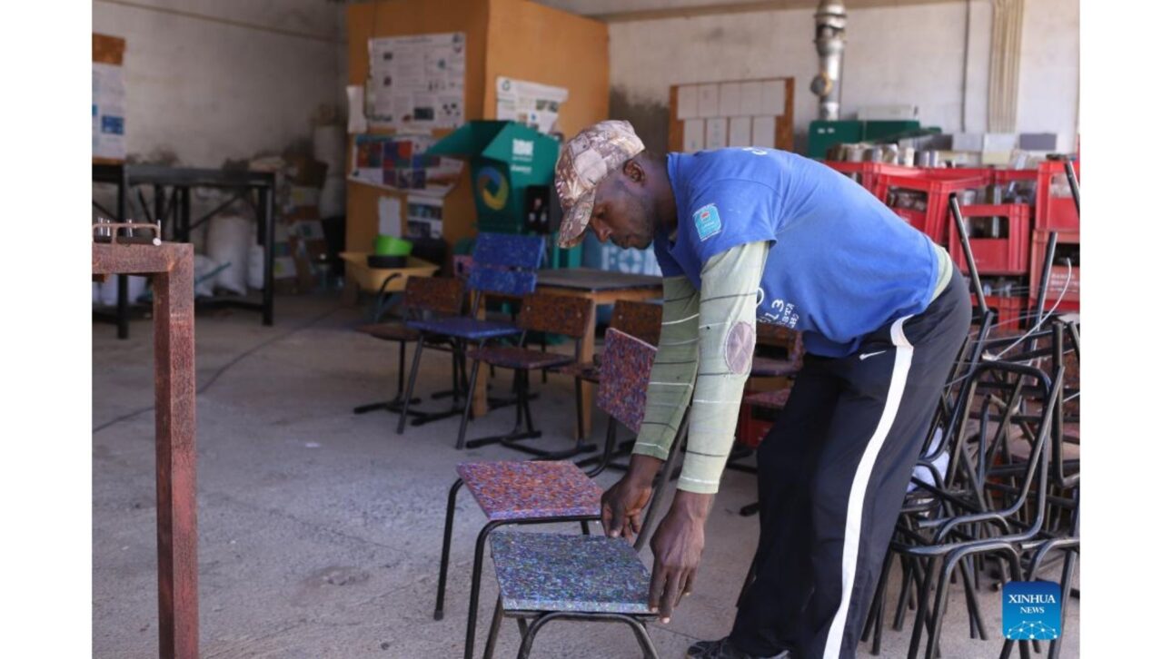 Em Cabo Verde, a reciclagem do projeto Ekonatura transforma o lixo em carteiras escolares, num exemplo de economia circular que abastece as escolas.