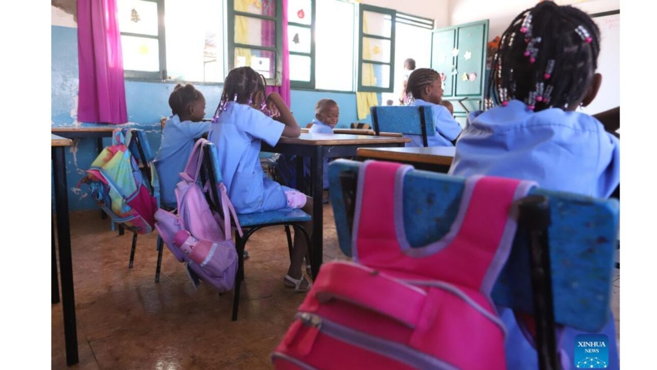 Em Cabo Verde, a reciclagem do projeto Ekonatura transforma o lixo em carteiras escolares, num exemplo de economia circular que abastece as escolas.