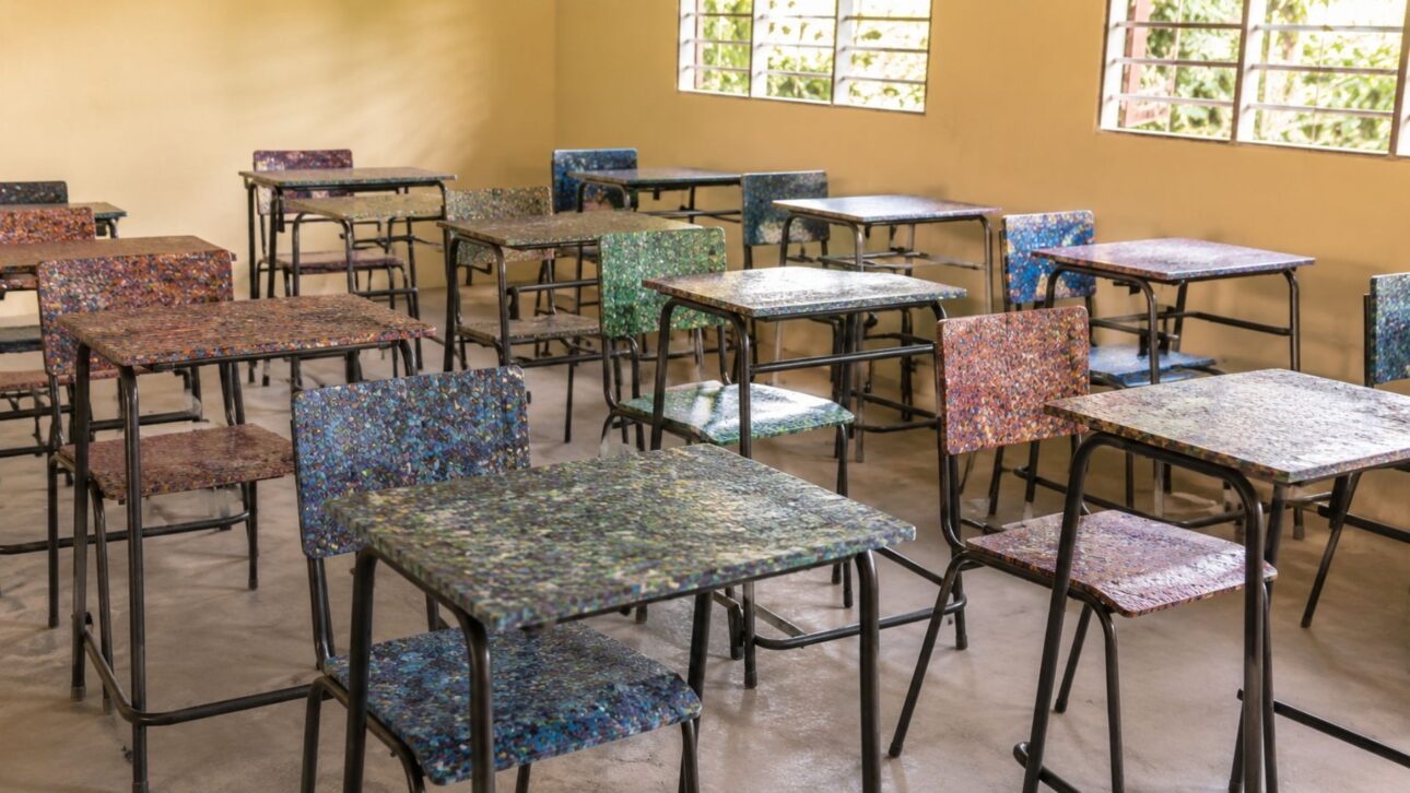 Em Cabo Verde, a reciclagem do projeto Ekonatura transforma o lixo em carteiras escolares, num exemplo de economia circular que abastece as escolas.