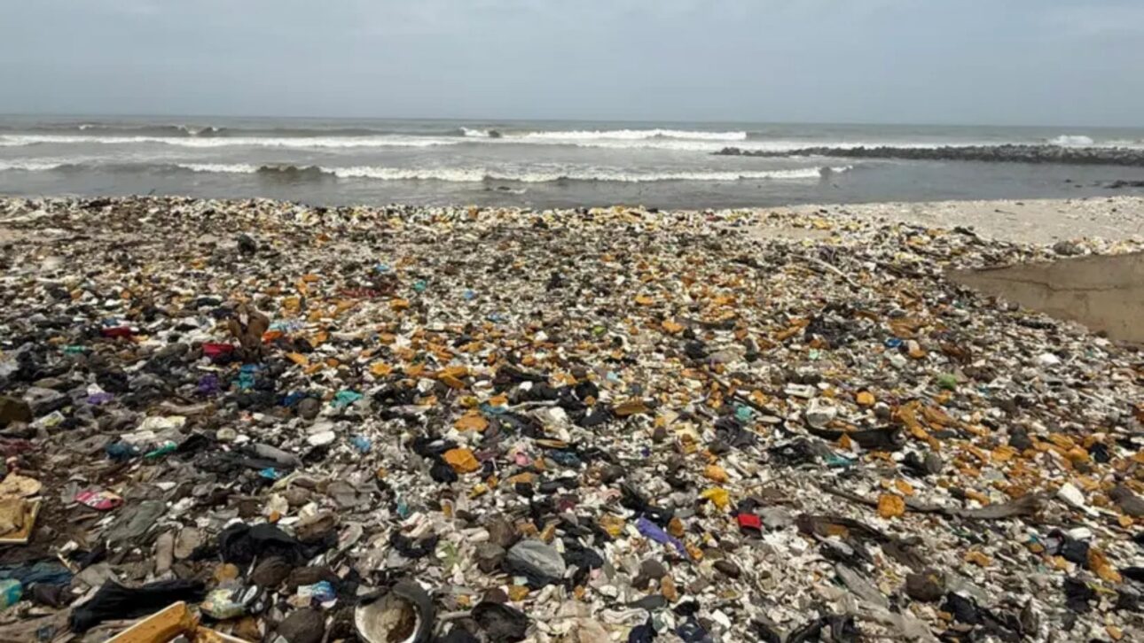 A poluição plástica cobre o litoral de Accra, ameaçando a economia pesqueira do Gana.
imagem: Ridwan Karim Dini-Osman/O Mundo