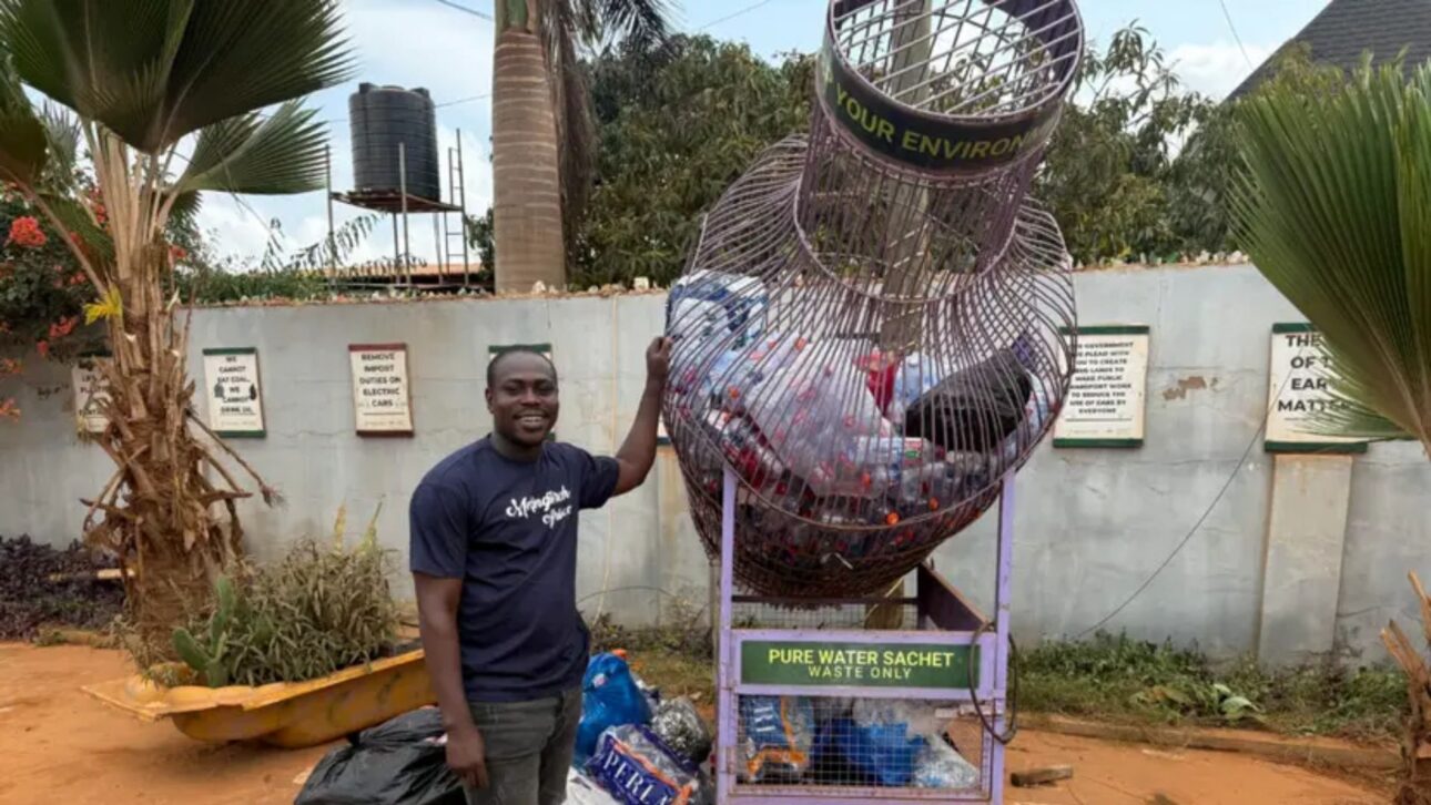 Makafui Awuku, de 42 anos, fundador da Mckingtorch Africa, reaproveita resíduos plásticos para produzir carteiras escolares e ajudar a suprir a carência de mais de 2 milhões de carteiras no Gana.
Ridwan Karim Dini-Osman/O Mundo