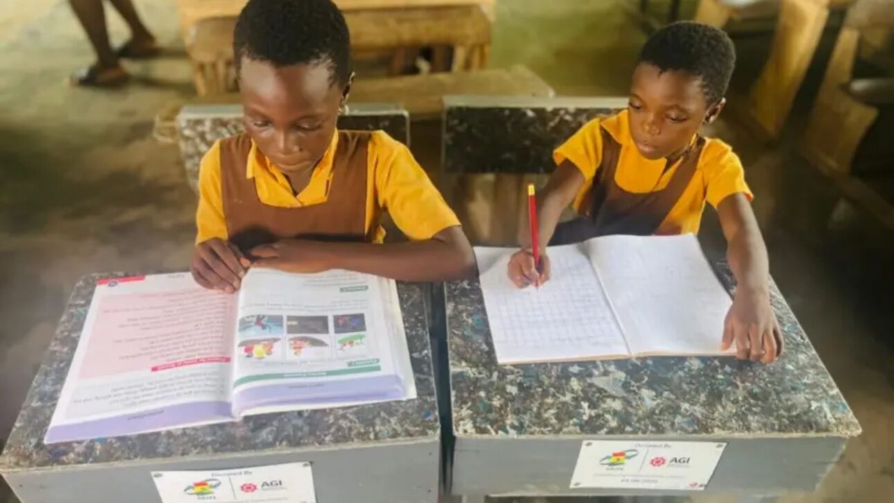 Alunos de uma escola básica em Gana usam carteiras feitas de plástico reciclado pela Mckingtorch Africa.
Ridwan Karim Dini-Osman/O Mundo