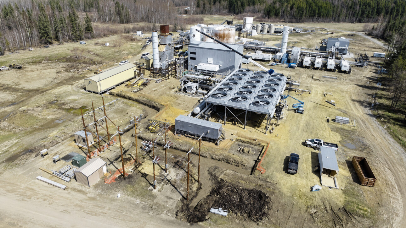 Em Swan Hills, no Canadá, uma operação de petróleo e gás utiliza água de produção quente para apoiar a geração de energia geotérmica.