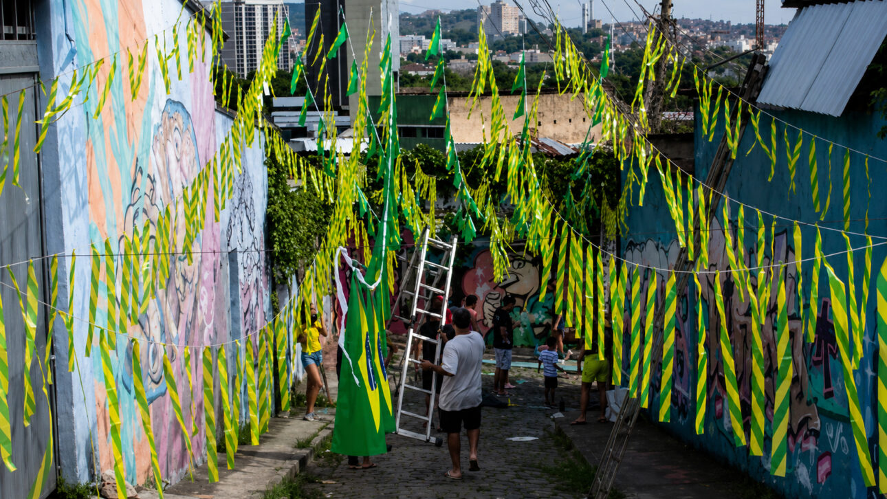 Em muitos bairros, essa tradição reunia crianças, adultos, comerciantes e vizinhos em dias de preparação, conversa e expectativa pelos jogos do Brasil.