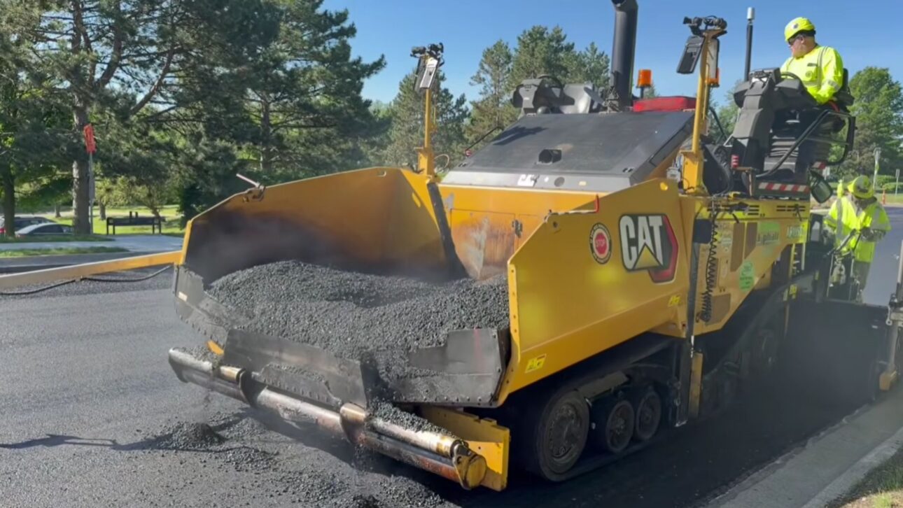 Ann Arbor transforma cerca de 2.000 pneus velhos em asfalto de borracha mais silencioso e durável, num projeto piloto em avaliação no estado de Michigan