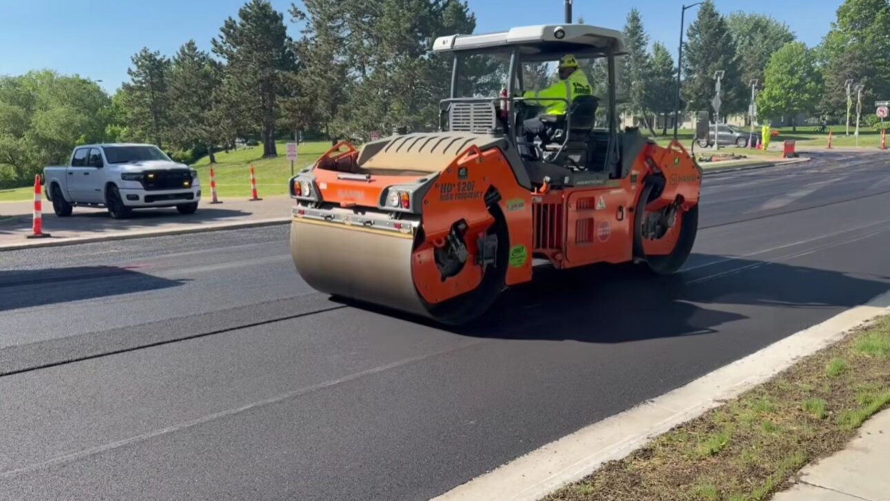 Ann Arbor transforma cerca de 2.000 pneus velhos em asfalto de borracha mais silencioso e durável, num projeto piloto em avaliação no estado de Michigan
