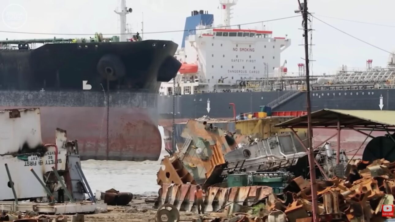 Embarcaciones gigantes terminan desmanteladas en playas de India, Bangladés y Pakistán, en una industria multimillonaria de acero marcada por muertes, contaminación y bajos salarios.