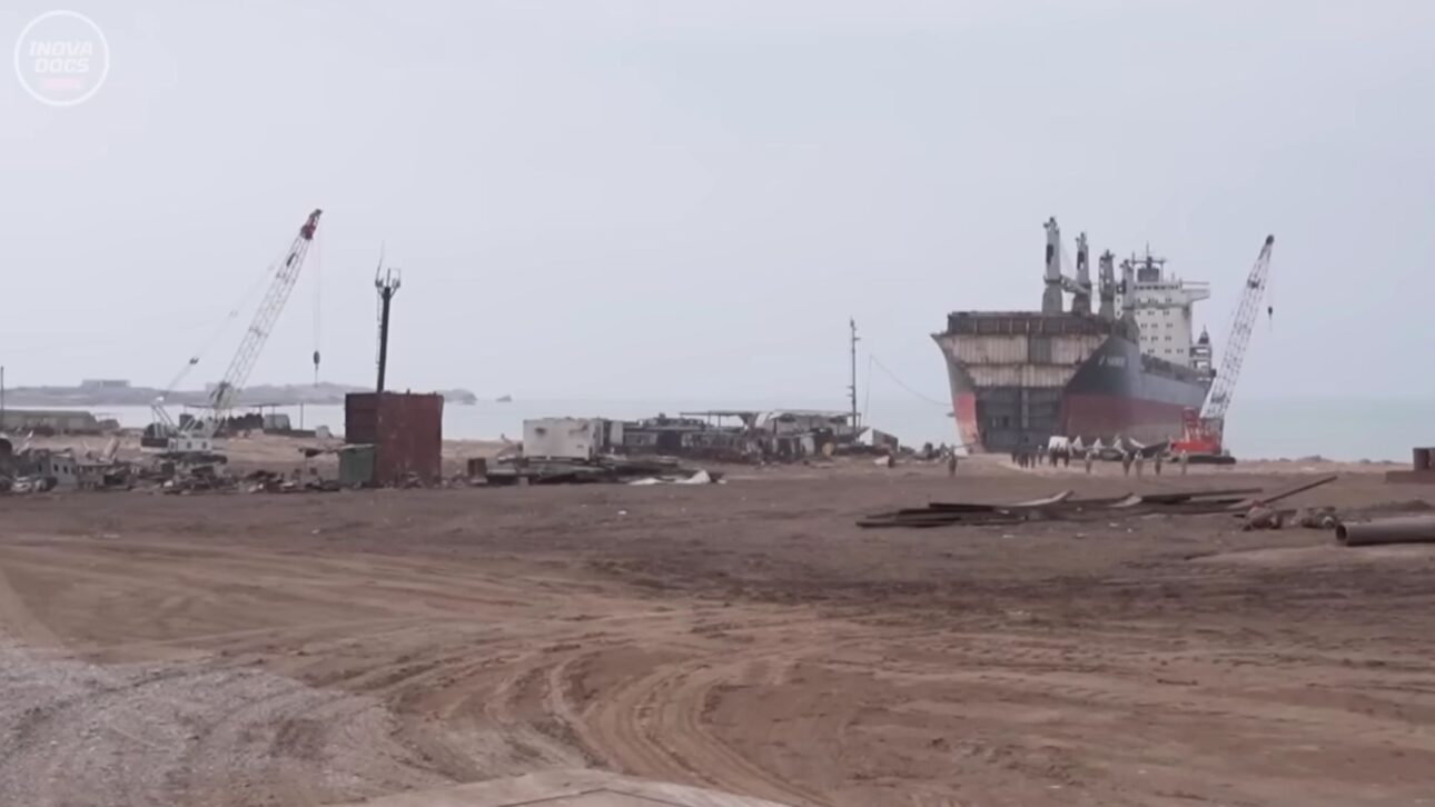 Embarcaciones gigantes terminan desmanteladas en playas de India, Bangladesh y Pakistán, en una industria multimillonaria de acero marcada por muertes, contaminación y bajos salarios.