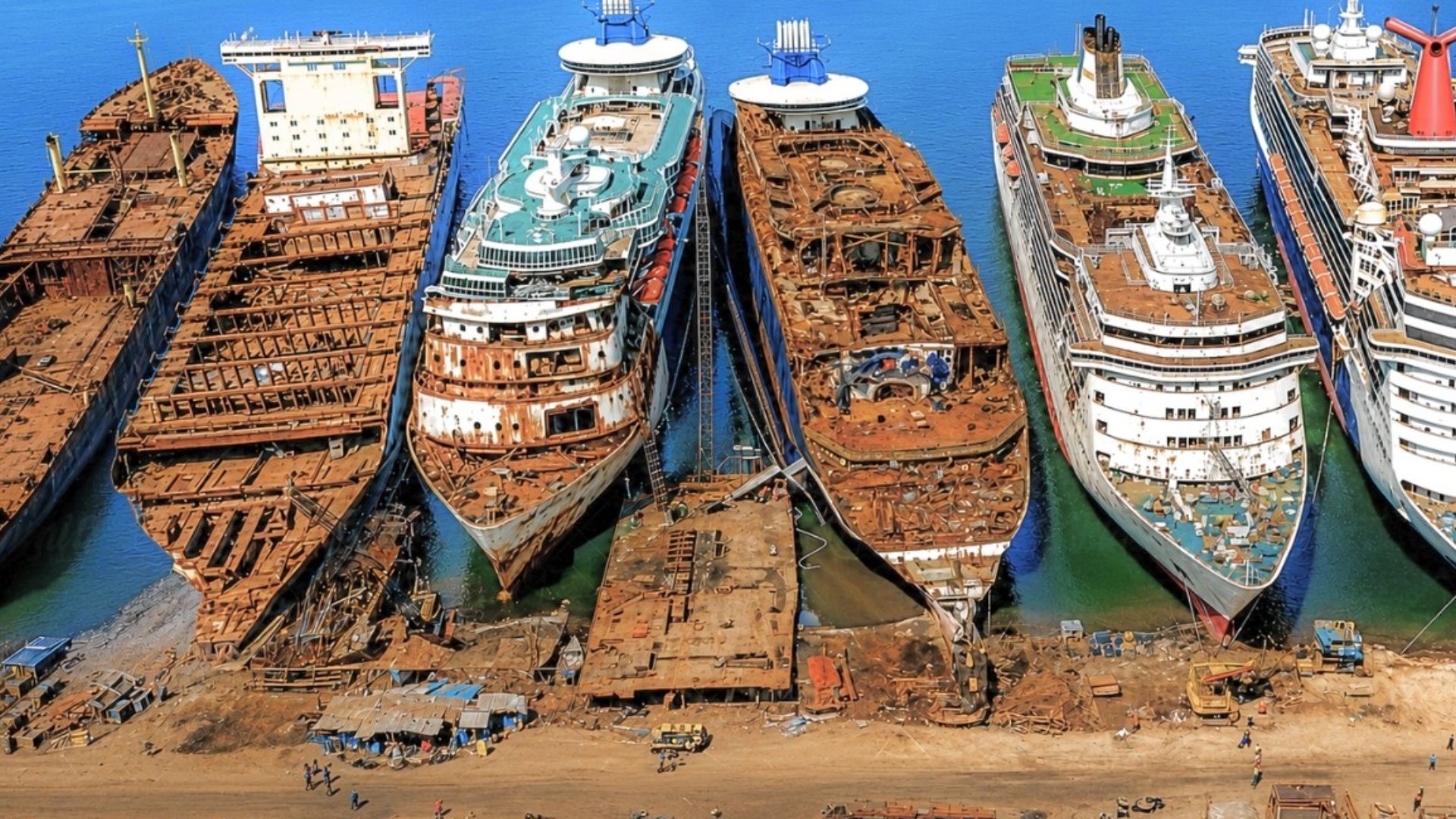 Embarcações gigantes terminam desmanchadas em praias da Índia, Bangladesh e Paquistão, numa indústria bilionária de aço marcada por mortes, poluição e baixos salários.