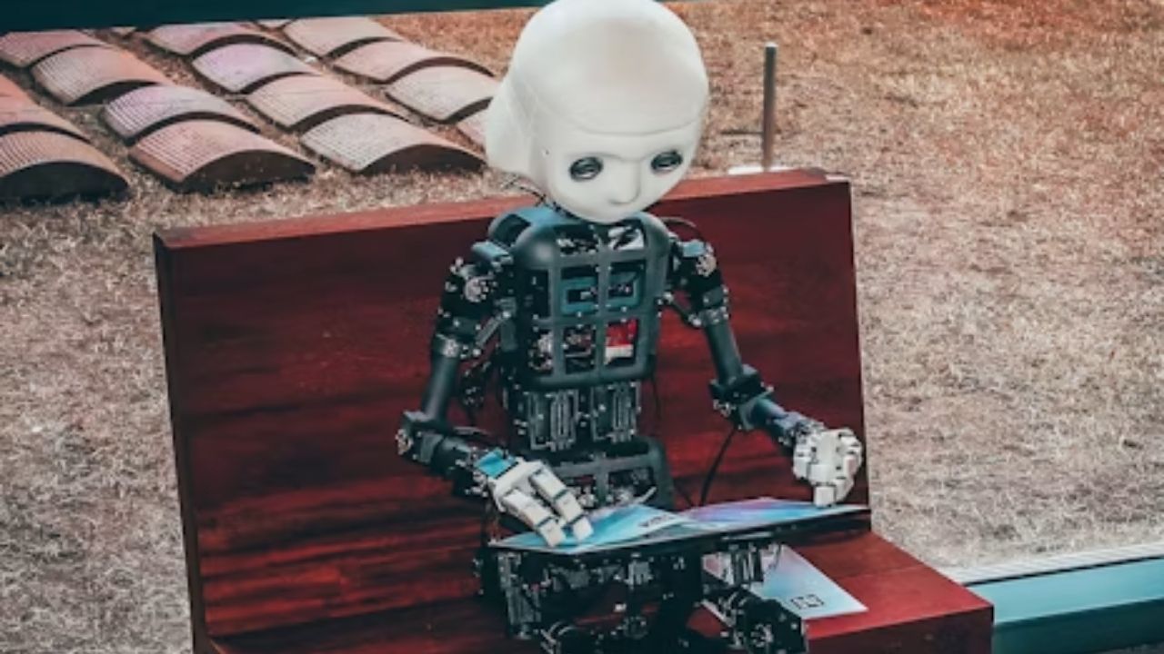 Research shows companies and managers using artificial intelligence in layoffs, while workers try to understand the real risk.