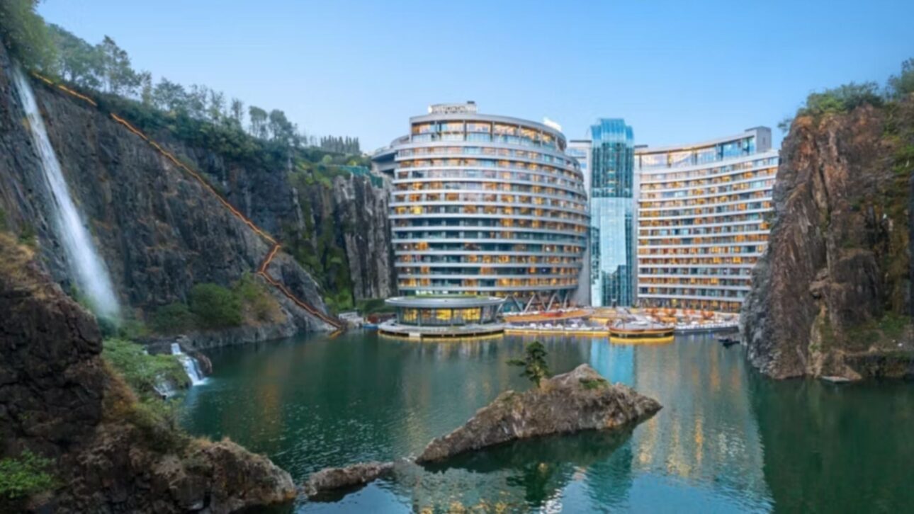 China built a luxury hotel inside an abandoned 88 m quarry in Shanghai. With submerged rooms and US$ 555 million invested, the project opened in November 2018.