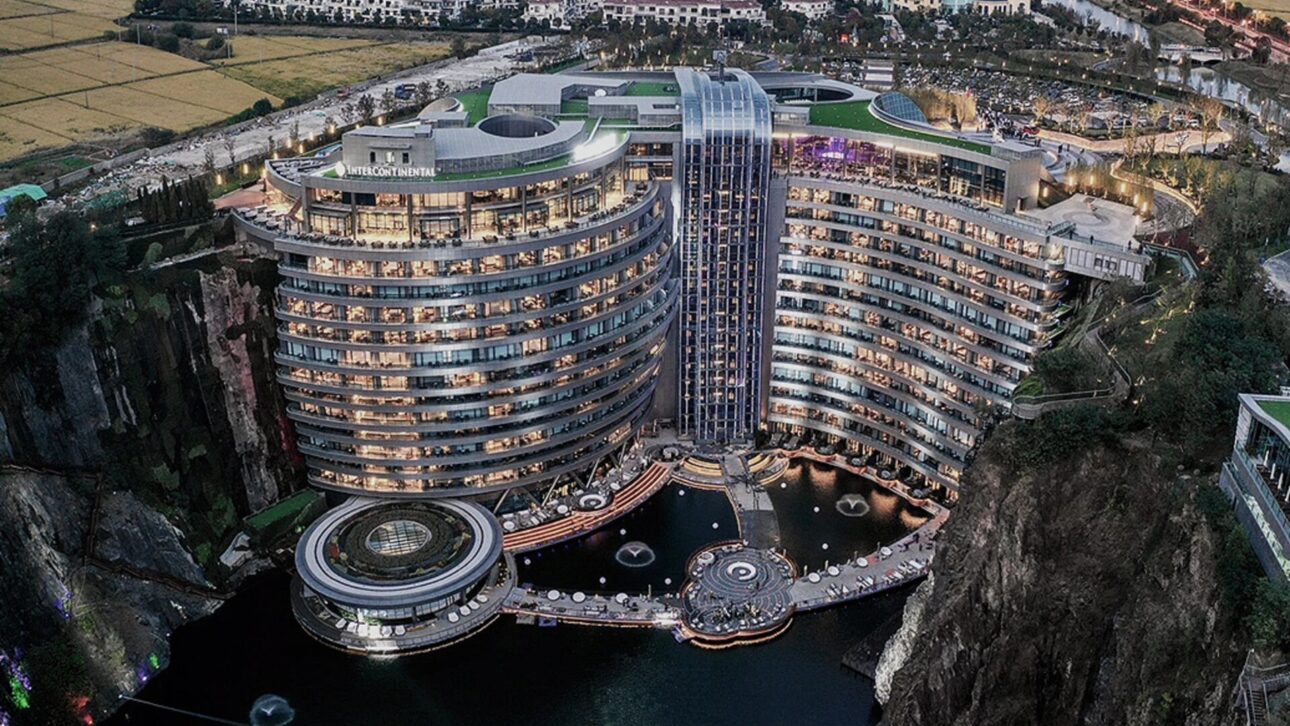China built a luxury hotel inside an abandoned quarry of 88 m in Shanghai. With submerged rooms and $555 million invested, the project opened in November 2018.