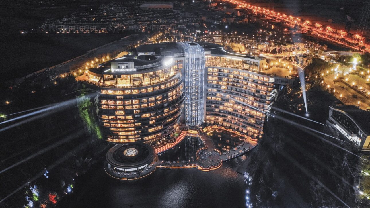 China built a luxury hotel inside an abandoned quarry 88 m deep in Shanghai. With submerged rooms and $555 million invested, the project opened in November 2018.