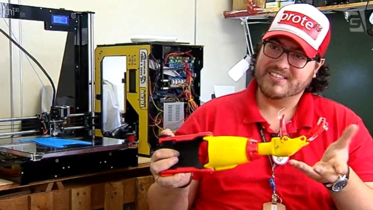 próteses mecânicas com impressão 3D entram no debate de reabilitação e contrastam com modelos do Hospital das Clínicas.
