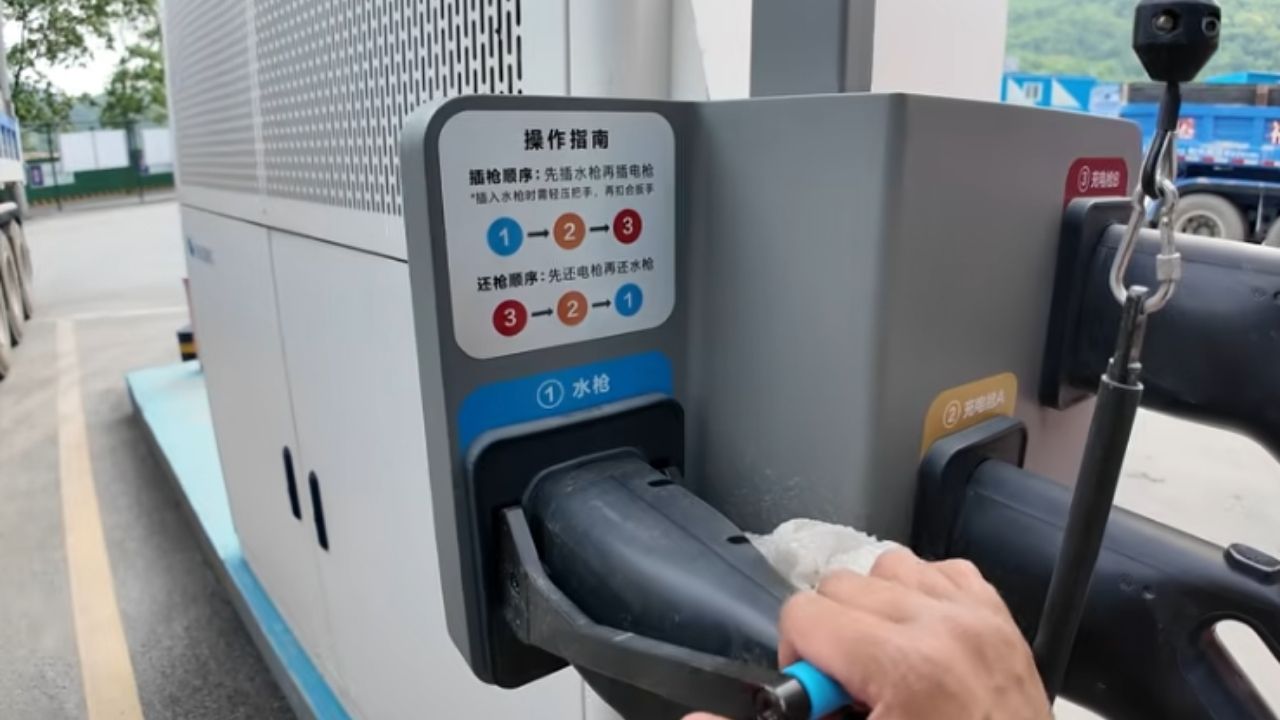 Caminhões elétricos em Beichuan usam 216 plugues, carregadores de 1,44 MW e pico de 300 mil kWh em pátio gigante.