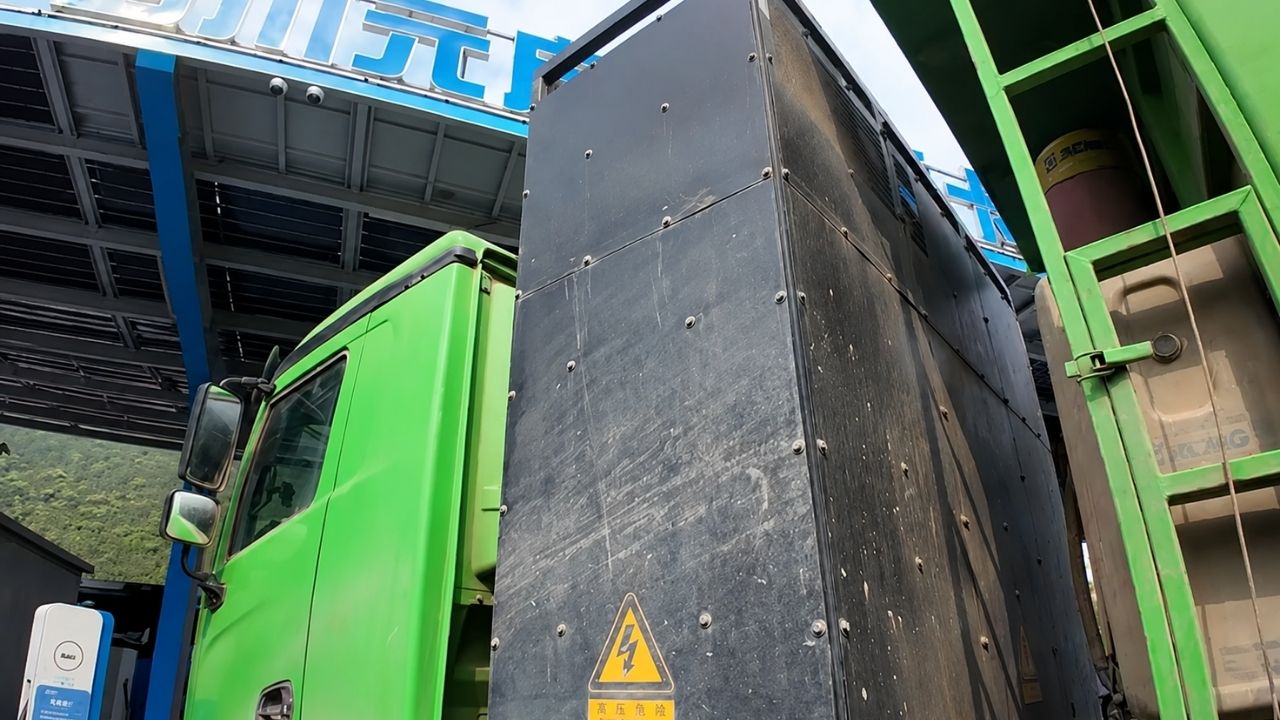 Caminhões elétricos em Beichuan usam 216 plugues, carregadores de 1,44 MW e pico de 300 mil kWh em pátio gigante.