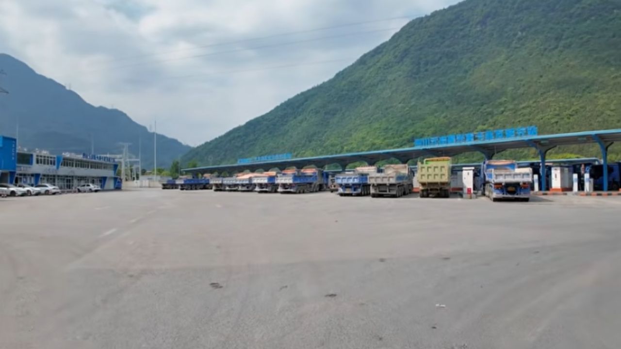 Caminhões elétricos em Beichuan usam 216 plugues, carregadores de 1,44 MW e pico de 300 mil kWh em pátio gigante.