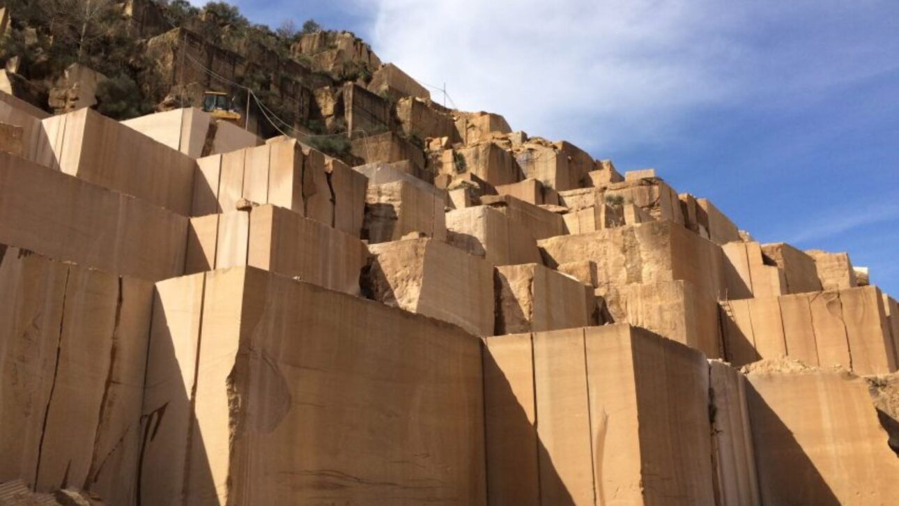 Arquitetos defendem a pedra maciça como alternativa durável e sustentável ao concreto e citam um prédio de calcário em Londres; entenda os argumentos e as ressalvas.