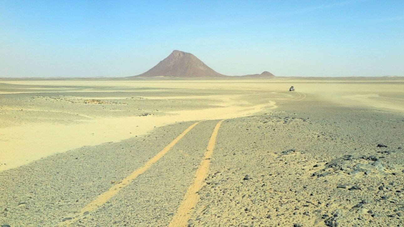 Entre o Egito e o Sudão, Bir Tawil é a terra de ninguém que nenhum país quer, mas tem garimpo de ouro, tribos nômades e reis de mentira.