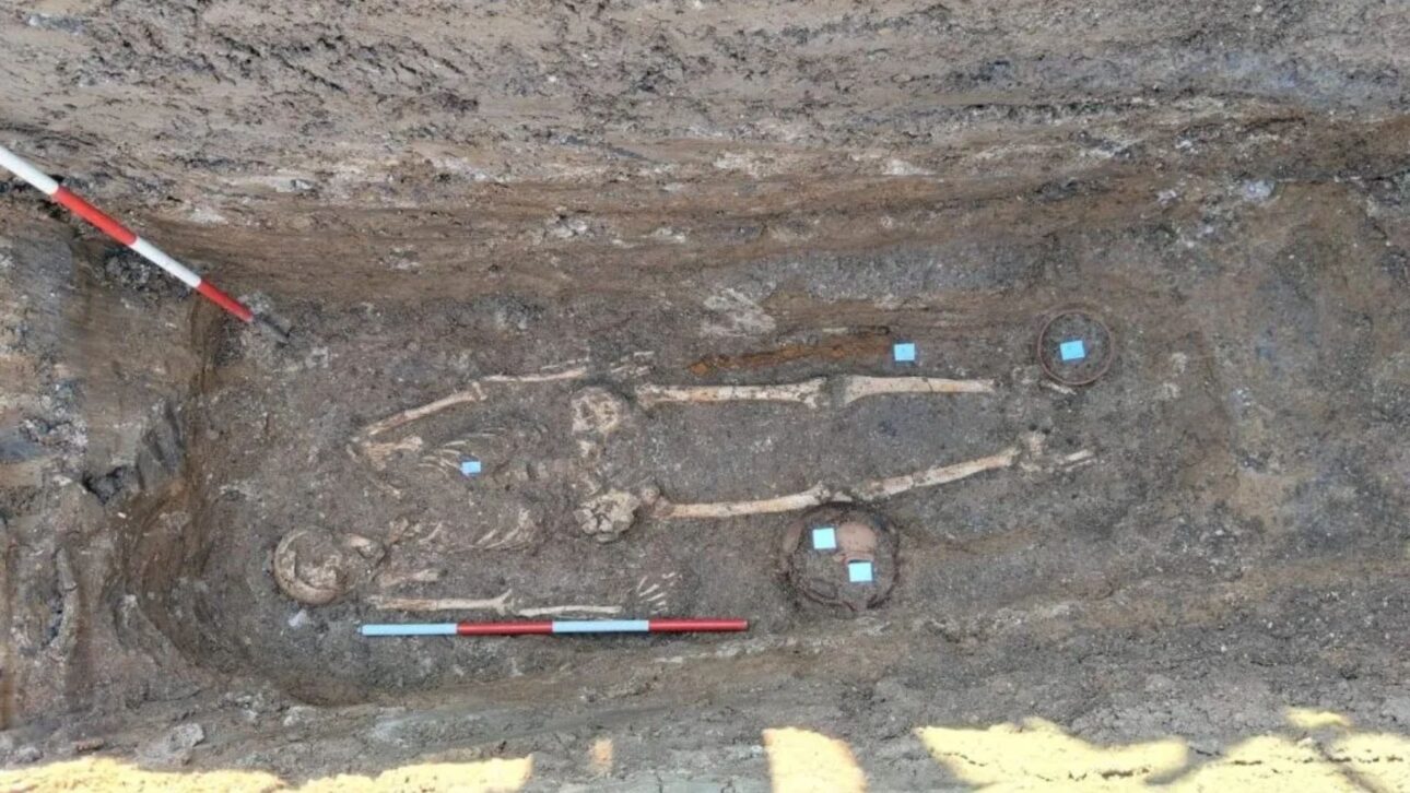 Necrópole pré-romana com cerca de 100 sepulturas dos frentanos é achada em obra de estacionamento solar fotovoltaico em Vasto na Itália.