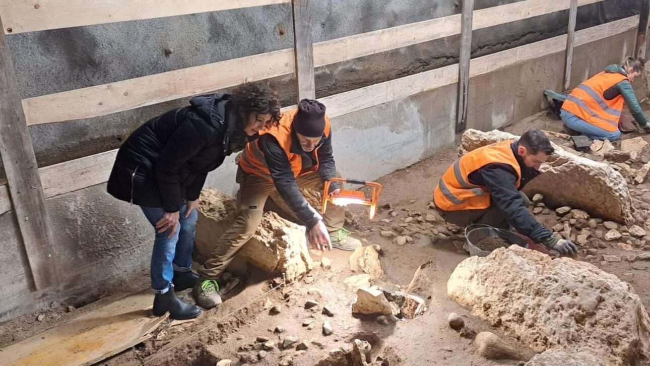 Necrópole pré-romana com cerca de 100 sepulturas dos frentanos é achada em obra de estacionamento solar fotovoltaico em Vasto na Itália.