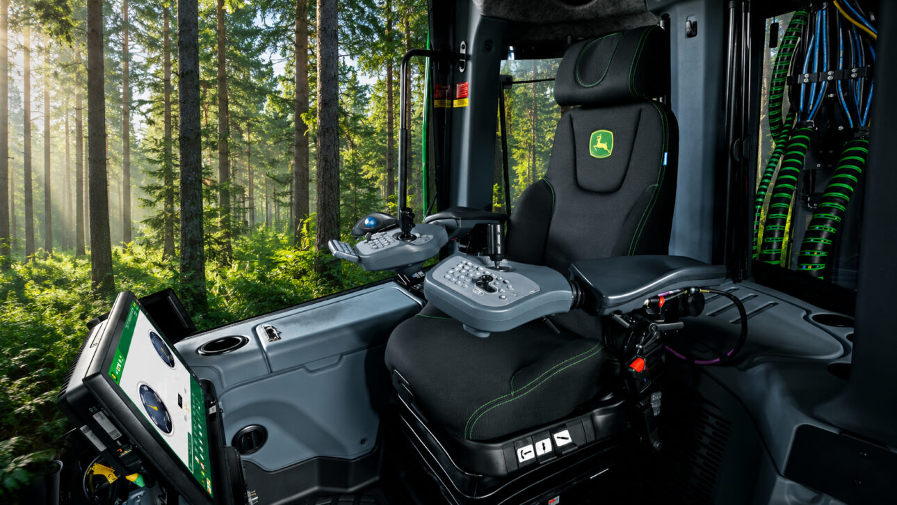 Espaço interno do caminhão florestal da John Deere