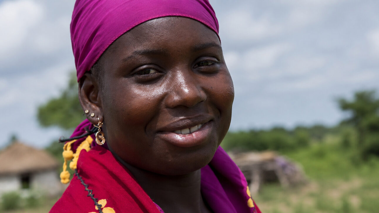 Retrato de uma mulher de Beguédo, em Burquina Fasso, representando as esposas que permanecem na comunidade enquanto os maridos trabalham por anos no exterior, assumindo o sustento e os cuidados da família.