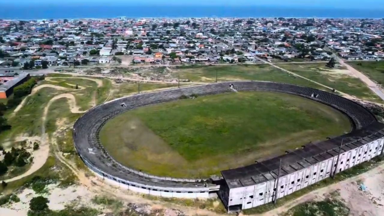 O estádio abandonado em Cidreira pode virar autódromo inspirado na Nascar e reacender memória do Gre-Nal no litoral gaúcho.