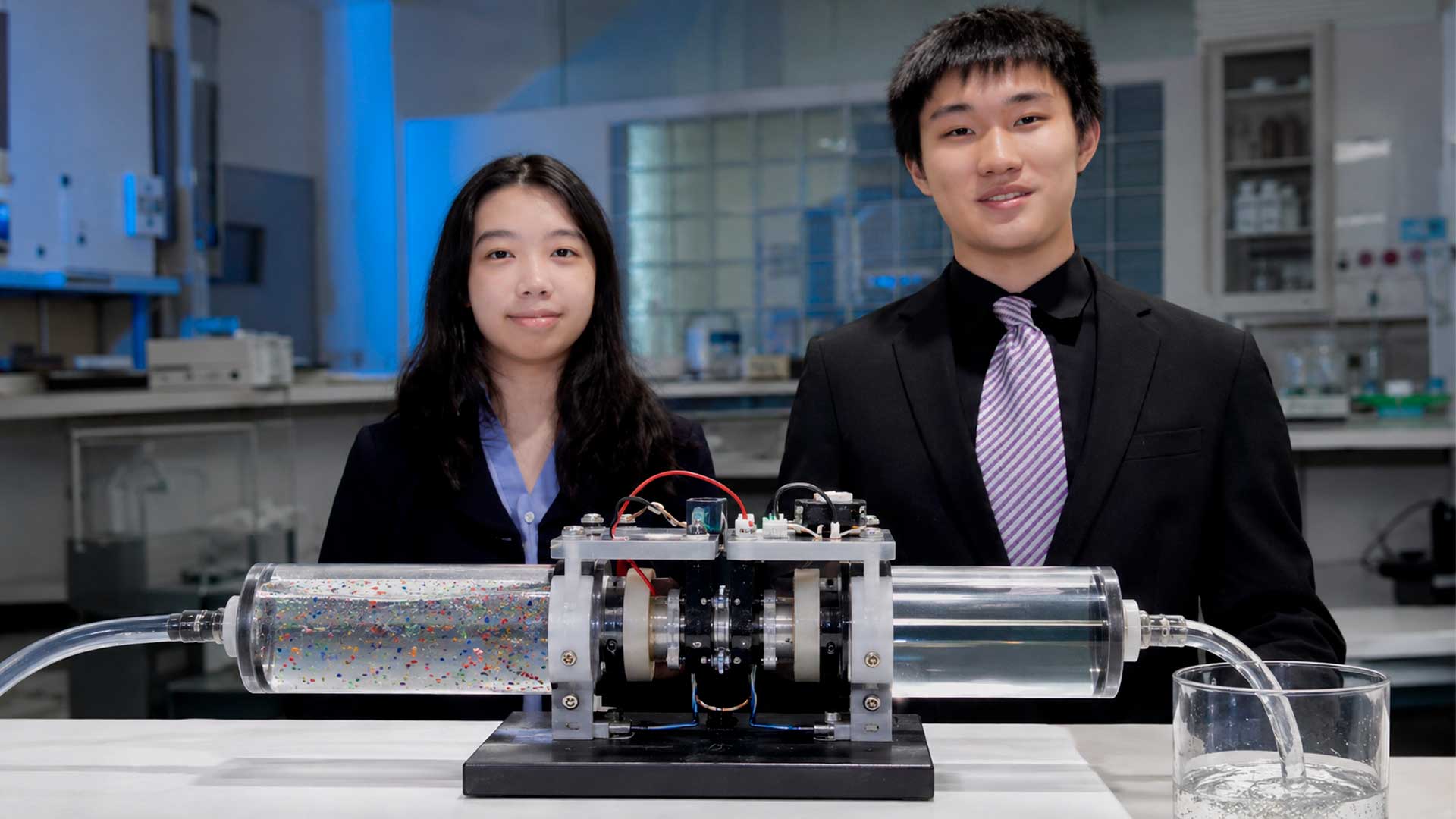 Estudantes do Texas criam dispositivo com ultrassom para remover microplásticos da água e ganham prêmio de US$ 50 mil em feira internacional de ciências
