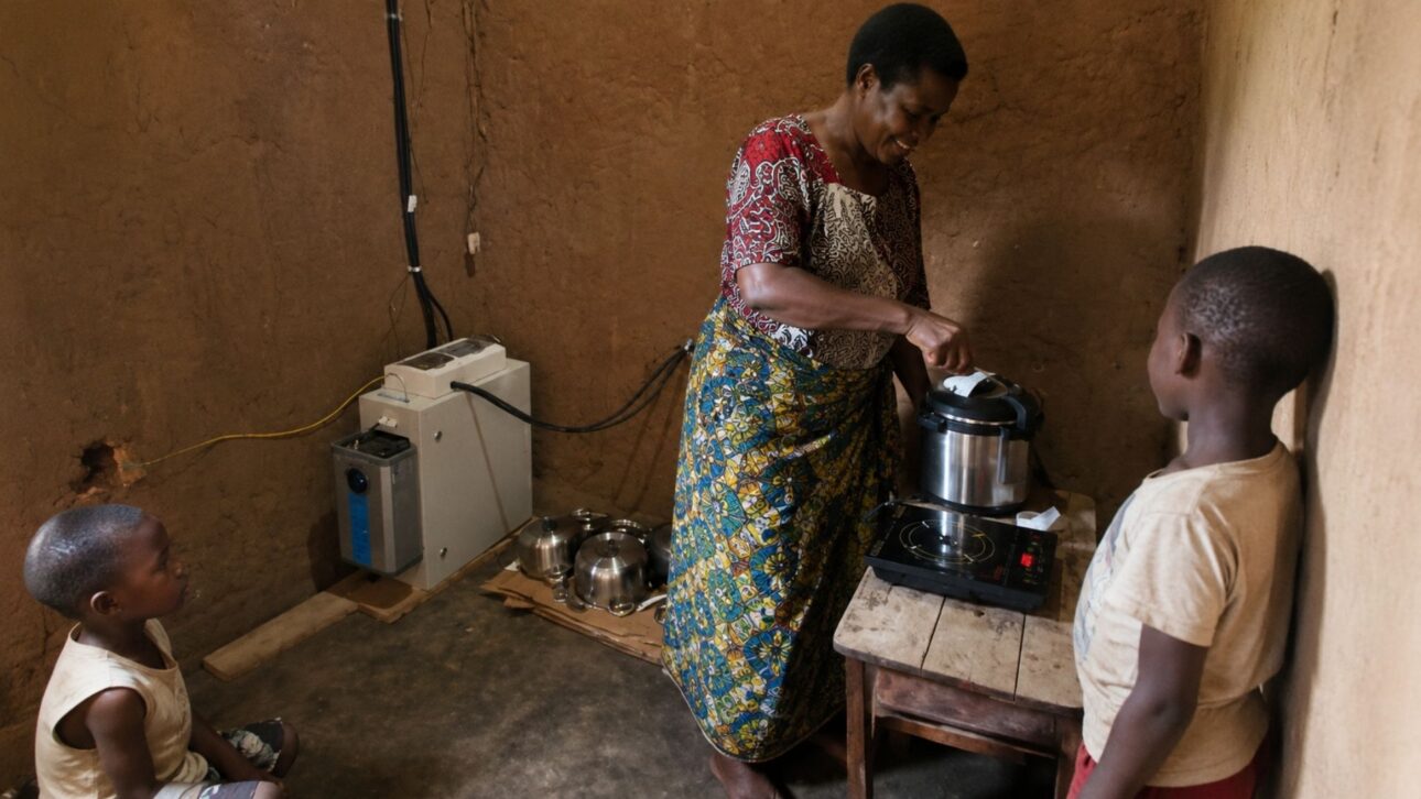 Estudo põe fogão solar e cozinha elétrica em 20 casas de Ruanda: a energia limpa corta a lenha de 3,4 kg para 0,86 kg por dia e limpa o ar da cozinha.