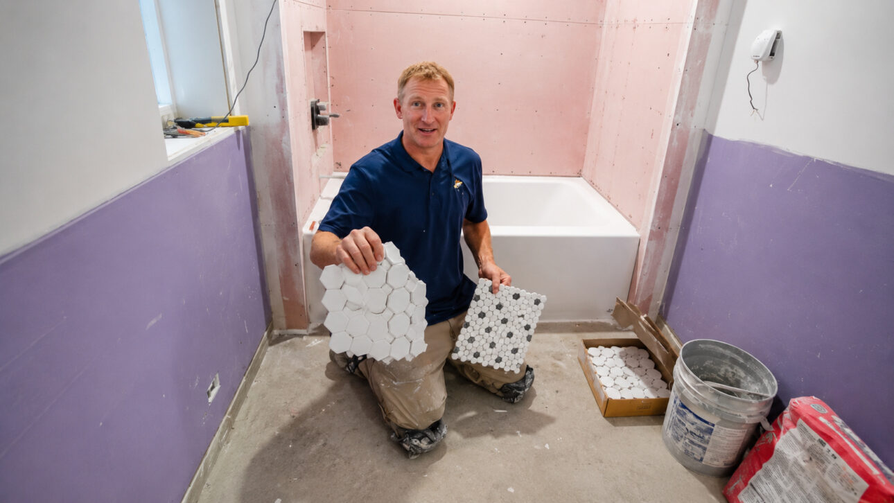 exceso de rejunte en baño moderno puede acumular suciedad