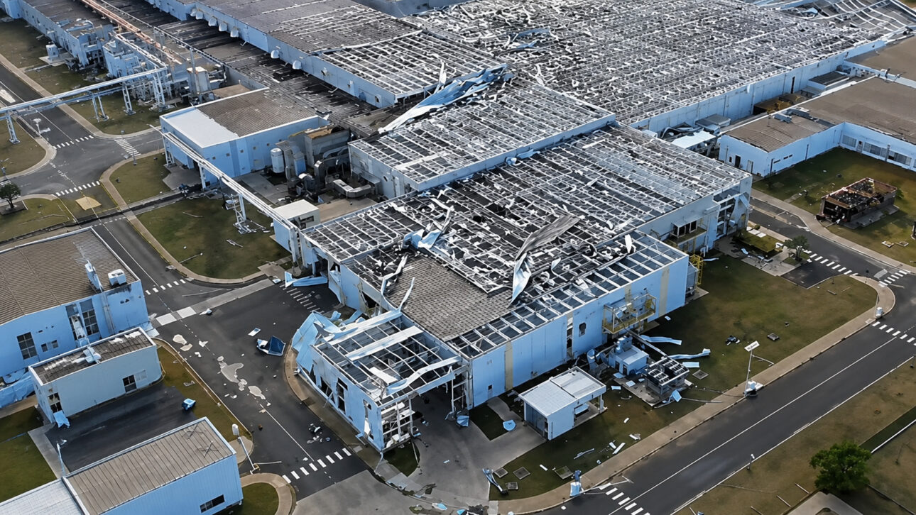 Vista aérea da fábrica de motores da Toyota em Porto Feliz com parte da cobertura destruída após um forte vendaval, evidenciando os danos estruturais que levaram à demolição completa da unidade para reconstrução.