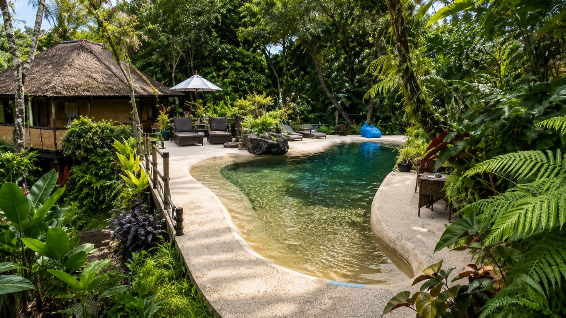 Piscina natural sem cloro do Bali Eco Lodge usa cascatas, vetiver e peixes para manter a agua cristalina. Entenda como funciona a filtragem por raizes e cascalho.