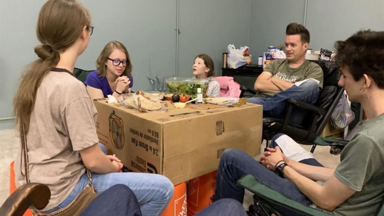 A primeira refeição da família na nova casa foi improvisada. Para comemorar, Ruben publicou esta foto na conta da família no Instagram , mostrando-os comendo pão pita e homus em uma mesa de papelão que eles "improvisaram para a ocasião".