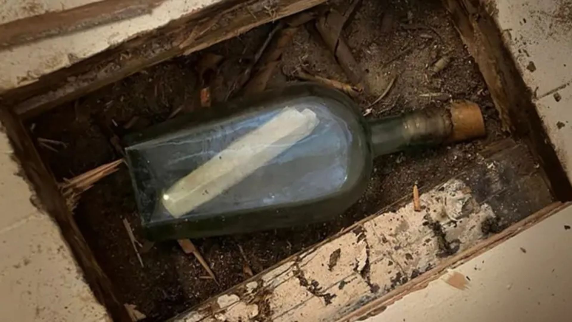 Um encanador achou uma garrafa de 135 anos sob o piso em Edimburgo. A mensagem em garrafa de James Ritchie e John Grieve falava sobre a própria morte deles.