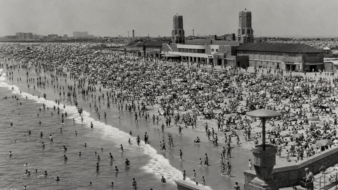 O balneário Jacob Riis, art déco de 1932 na praia do povo de Nova York, vai reabrir após US$ 88 mi como Rockaway Ocean Club, com piscina a US$ 1.000 por ano.
