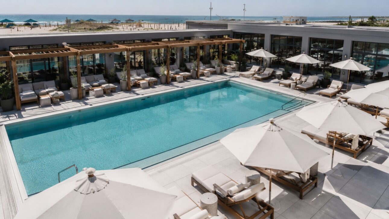 O balneário Jacob Riis, art déco de 1932 na praia do povo de Nova York, vai reabrir após US$ 88 mi como Rockaway Ocean Club, com piscina a US$ 1.000 por ano.