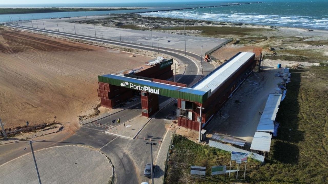 Porto de Luís Correia tem minério de ferro de Piripiri rumo à China e fila de caminhões em operação prevista para julho.