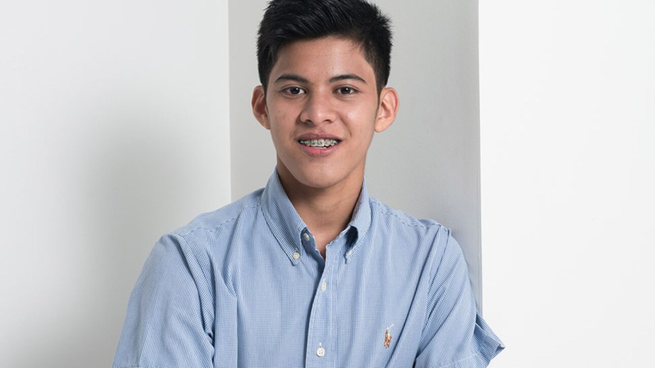 Filho de agricultor nas Filipinas, Romnick cruzava um rio para estudar e ganhou bolsa integral em Harvard com ajuda de uma fundação. História que emociona.