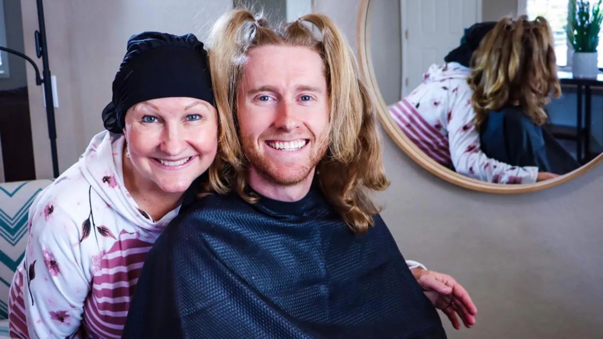 Filho e mãe protagonizam história de amor: Matt deixou o cabelo crescer por dois anos para fazer uma peruca após a queda de cabelo causada por tumor no cérebro.