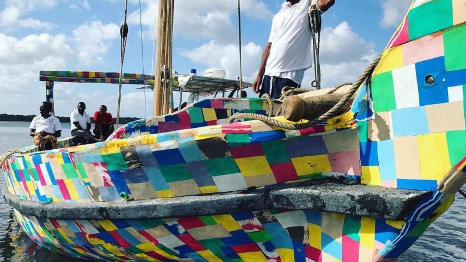 Flipflopi uniu plástico reciclado, 30 mil chinelos e tradição suaíli para combater a poluição marinha na costa da África Oriental.